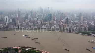 多艘驳船沿河航行，途经上海。 中国上海